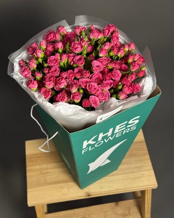 Букет 21 яркая кустовая роза (50 см)